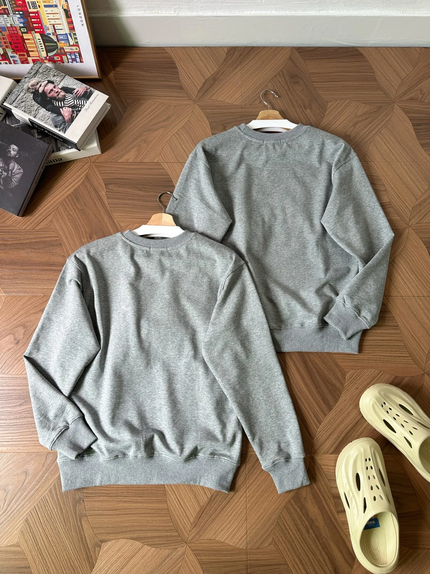 P220 Style No.: RL018] RalphLauren/Ralph Lauren 2025 new autumn and winter terry sweatshirt with medallion pattern embroidered logo Ralph Lauren age-reducing item, the coat fabric is made of 60% cotton➕40% polyester, which not only retains the softness, comfort and breathability of cotton, but also adds the wear resistance and wrinkle resistance of polyester fiber, making the clothes more durable and easy to care for. Even in slightly cooler weather, you won't feel stuffy when wearing it. This kind of fabric has a natural crisp feel and is not easy to pill or deform. The large logo embroidery on the chest is full of color, full of three-dimensionality, and lifelike, adding a bit of liveliness and interest to the entire sweatshirt. There is no pressure to dress, regardless of age or gender. Complete accessories! Color: Gray Size: S-xL S Shoulder width 53 Bust 110 Length 67 Sleeve length 58 M Shoulder width 54 Bust 114 Length 69 Sleeve length 59 L Shoulder width 55 Bust 118 Length 71 Sleeve length 60 xL Shoulder width 56 Bust 122 Length 73 Sleeve length 61